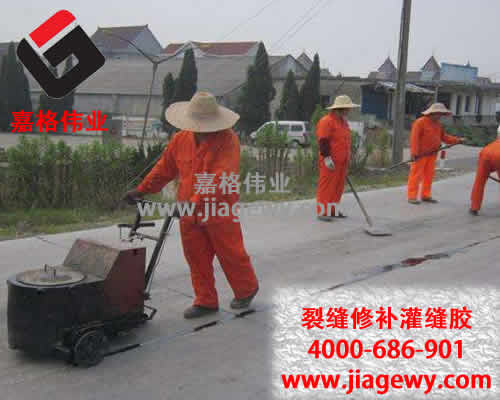 萬通公路養(yǎng)護隊停止瀝青灌縫膠灌縫作業(yè)，確保高考學生安全通暢出行