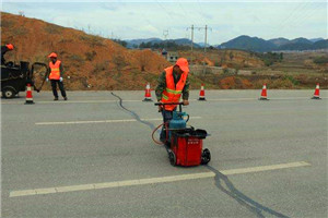 水泥混凝土道路路面的伸縮縫需要灌縫什么樣的瀝青材料呢？