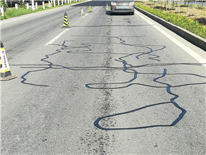 公路裂縫修補時，路面切縫灌縫料用量怎么計算呢？