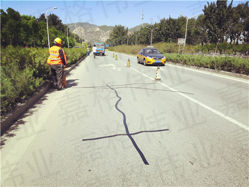 嘉格公路貼縫帶讓道路養(yǎng)護(hù)不再苦、臟、累