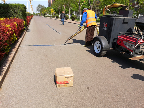 道路出現(xiàn)裂縫，公路灌縫膠是怎么和工人一起完成修補的呢？