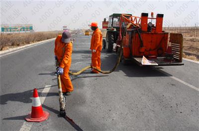 針對道路路面裂縫,應(yīng)采取什么樣的嘉格灌縫膠進行灌縫處理呢？